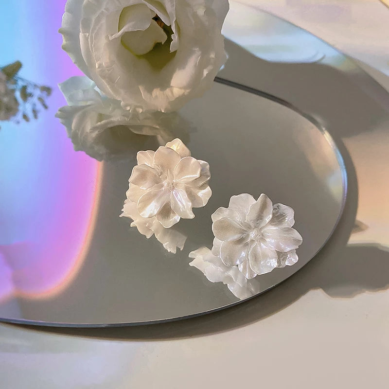 Aretes de Tuerca con Flor Blanca en Plata
