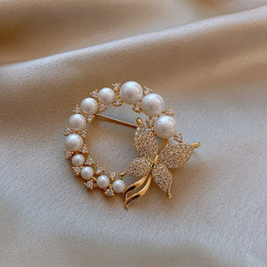 Broche Vintage de Mariposa con Perlas y Diamantes en Oro