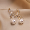 Aretes de Perlas con Lazo Brillante en Oro